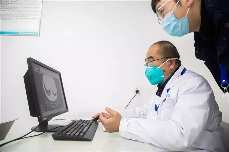 △武汉市金银潭医院党委副书记、院长张定宇在查看危重病人病历。（柯皓 摄）