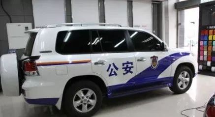 私家车上贴广告赚外快,违法吗?