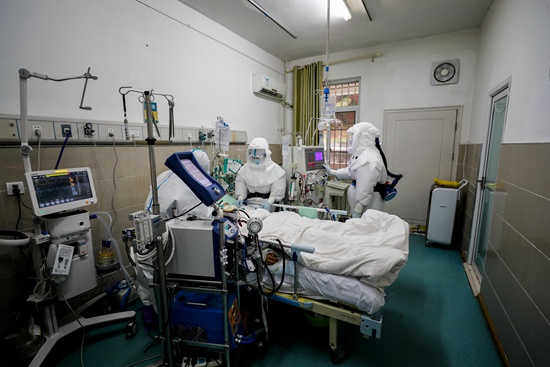 中部战区总医院感染科病房内,医护人员正在抢救危重病人.