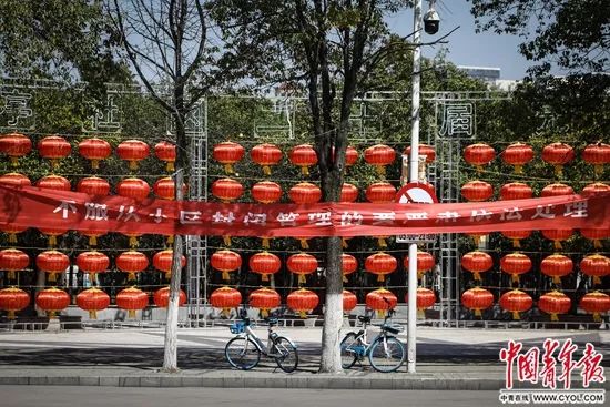 2月18日,武汉市百步亭社区街头。一排灯笼前的横幅上写着“不服从小区封闭管理的要严肃依法处理”。中青报·中青网记者 赵迪/摄