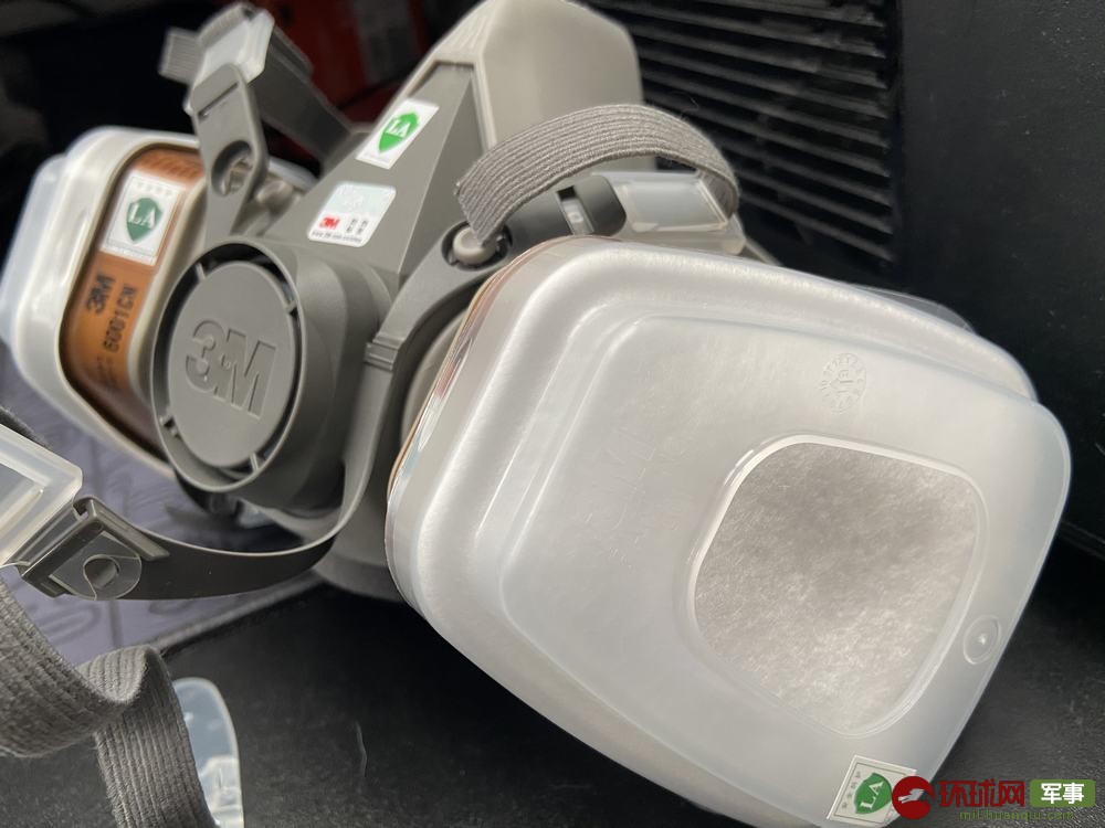 台军防化兵佩高级防护装备赴隔离区 滤棉却装反