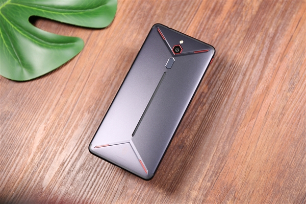 努比亚红魔5G游戏手机入网：6.65寸屏、厚9.75mm