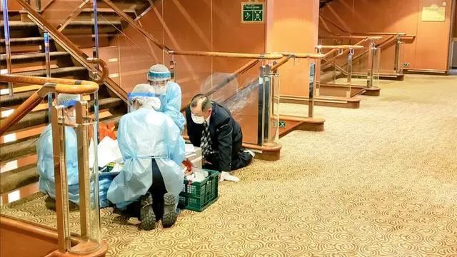 安倍被大批警卫突然带走,共同社直播临时终止,白宫:这下麻烦了
