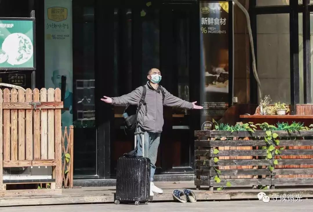 2月16日,湖北省武汉市,江汉区花楼街,雪后初晴,一名行人张开双臂享受阳光。中青报·中青网见习记者 鲁冲/摄