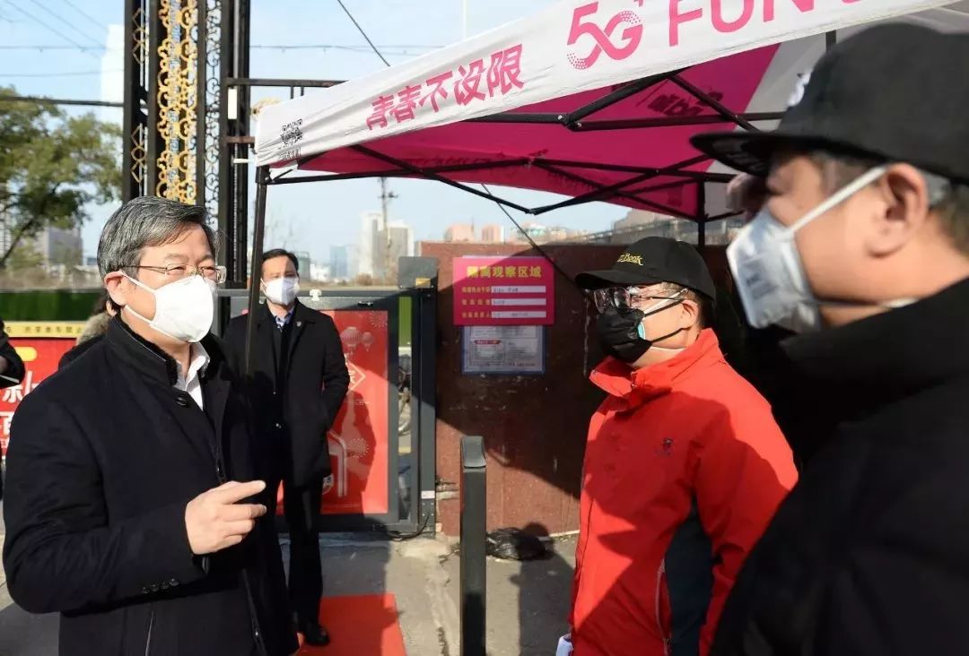 2月19日,陈一新与干部进行交流