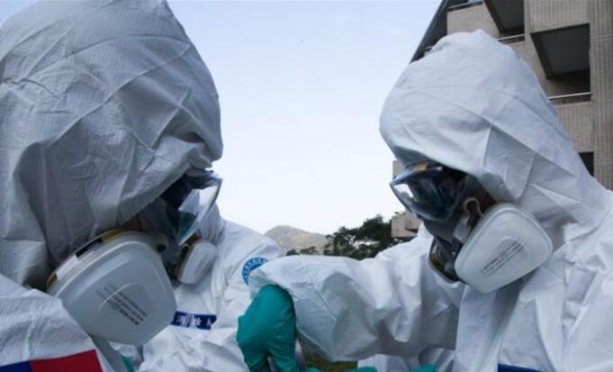 台军防化兵佩高级防护装备赴隔离区 滤棉却装反