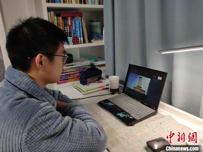 学生线上观看“开学第一讲”(图文无关)。杭州高级中学提供