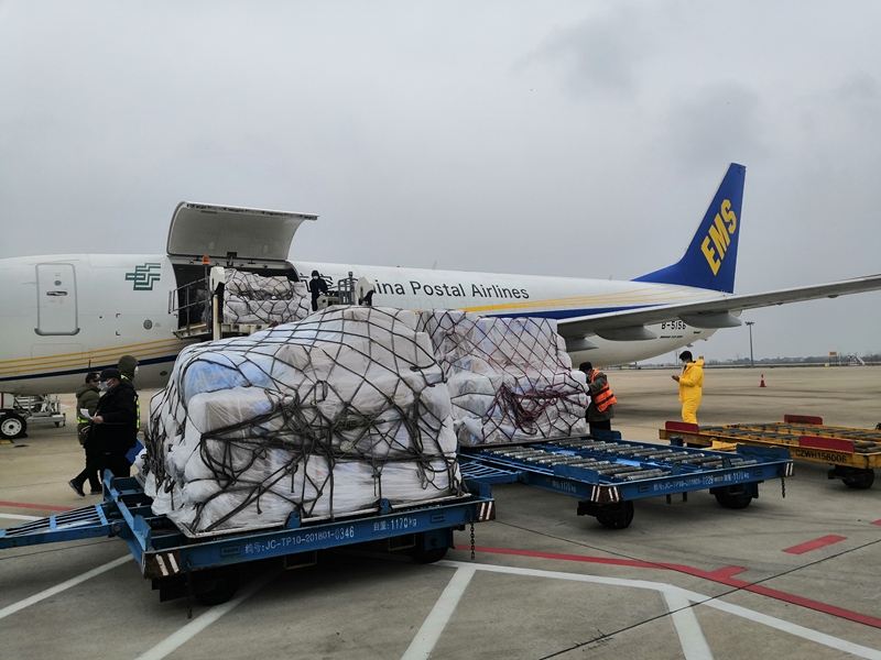  国家邮政局数据显示，2月17日，全国快件揽收量1.12亿件，达到正常业务量的6成，投递量超过8000万件，超过正常业务量的4成。 中新网 图