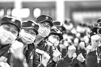 云南省对口支援湖北咸宁医疗队出征，医疗队队员在出发现场加油鼓劲。新华社发