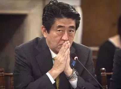 安倍被大批警卫突然带走,共同社直播临时终止,白宫:这下麻烦了