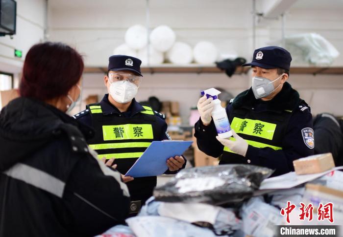 针对企业疫情防控，南京建邺警方做了细致的指导。　国武 摄