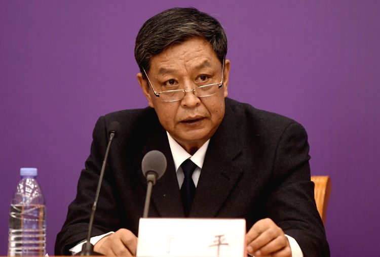 司法部監獄管理局負責人何平回答記者提問。