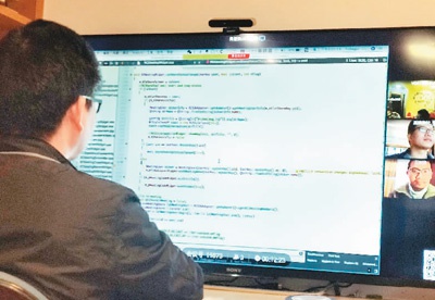 蓝猫微会技术团队在视频会议中修改代码。 蓝猫微会供图