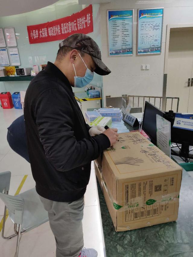 雨花台烈士纪念馆向英烈后代捐医疗物资,老人却默默转交给一线“逆行者”