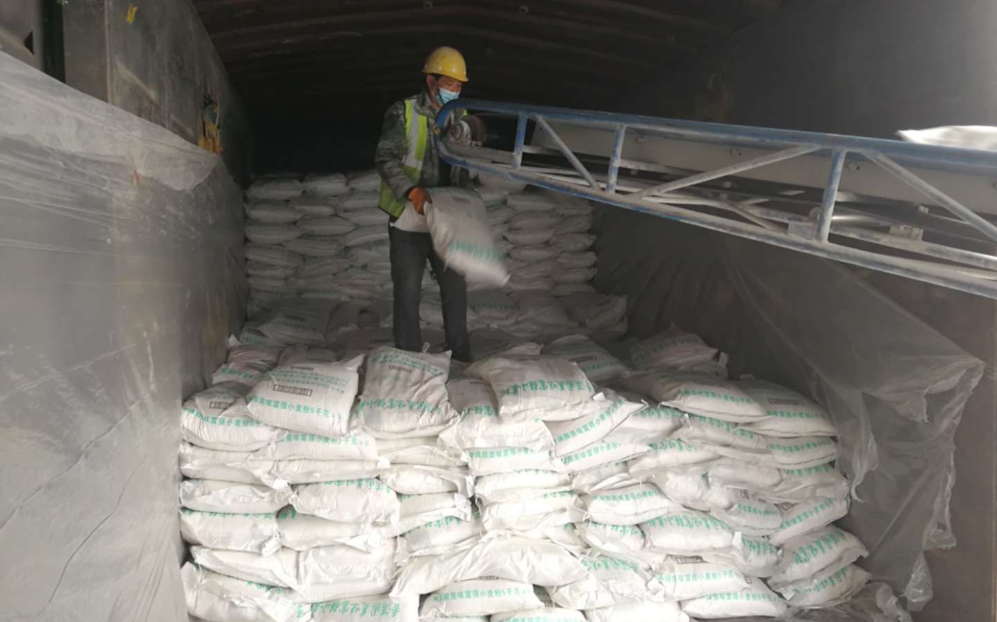 北京紧急调拨420吨面粉支援武汉 首批物资已发车