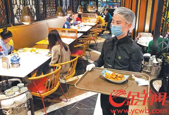 21日17时,不少广州市民前来陶陶居就餐 羊城晚报全媒体记者 周巍 摄