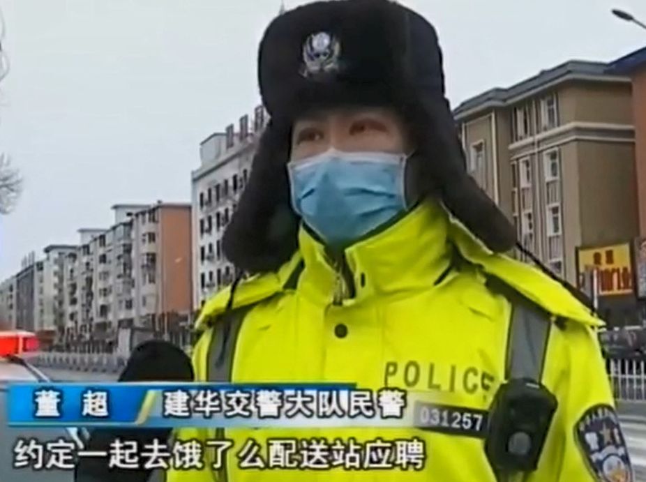 人无证车无牌,齐齐哈尔俩小伙马路上“放飞自我”被拘!