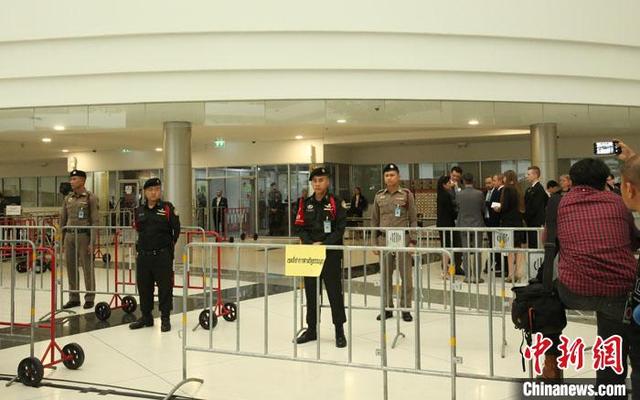 2月21日,警方在法庭门外设防护栏戒备。当日,泰国宪法法院裁定新未来党党魁塔纳通向该党贷款违法,判令解散新未来党,禁止塔纳通等主要成员参政10年,并不许立即组建新政党。 中新网 图
