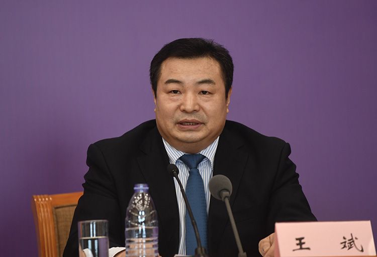 商务部市场运行司副司长王斌回覆记者提问。