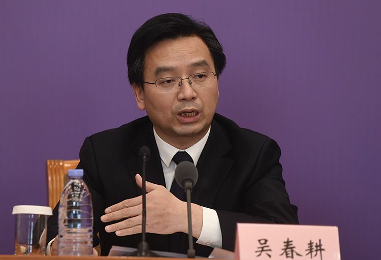 交通运输部政策研究室主任吴春耕回覆记者提问。