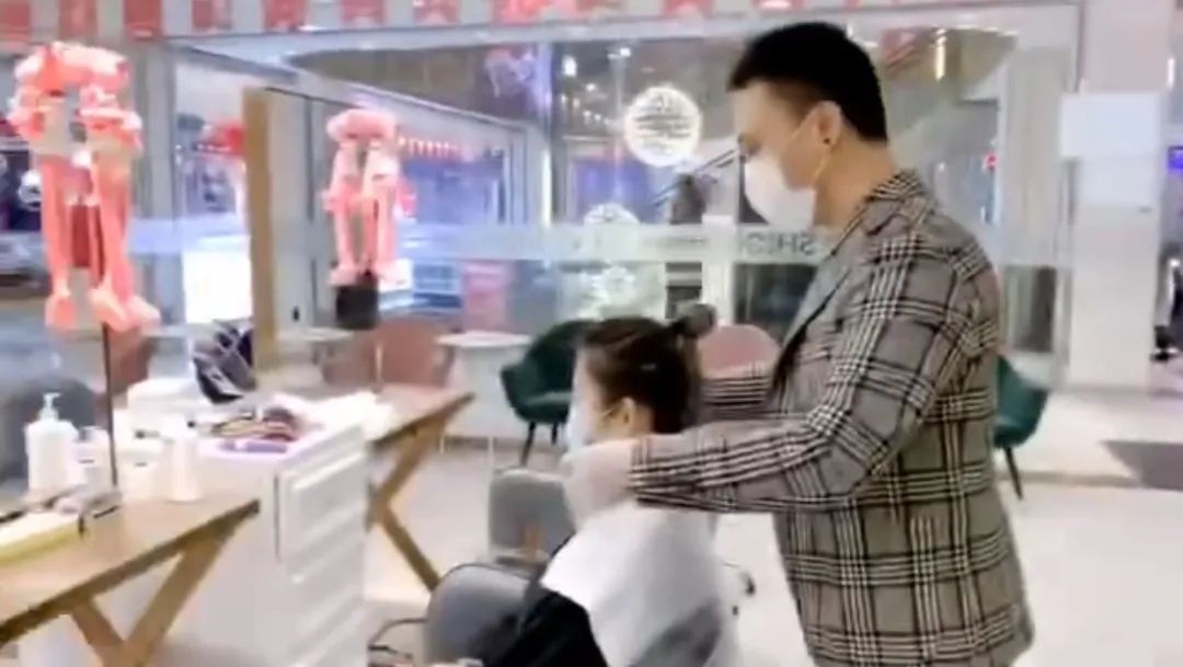 理发时，理发师和客人均佩戴口罩。受访者供图