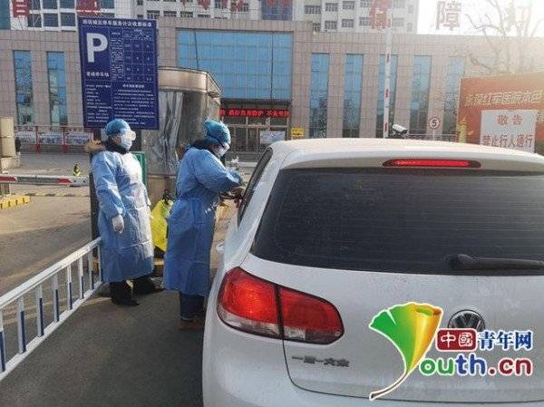 圖為潘子翯(右)在核查車輛信息。本人供圖