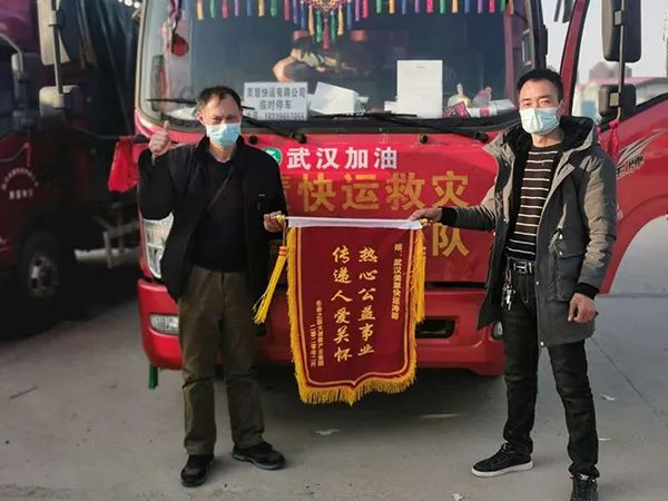 张涛(右)