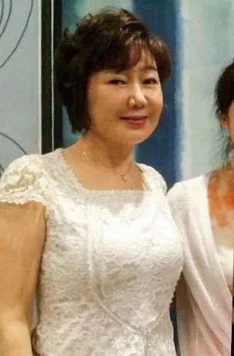 60岁健身62岁成健美女王64岁携儿子登杂志封面网友我以为他们是小情侣