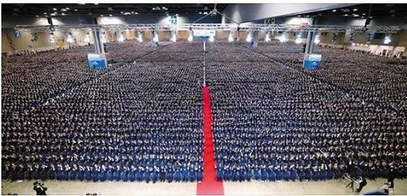 去年11月10日,新天地教会曾举办过一场声势浩大的毕业典礼。来源:新天地教会官网