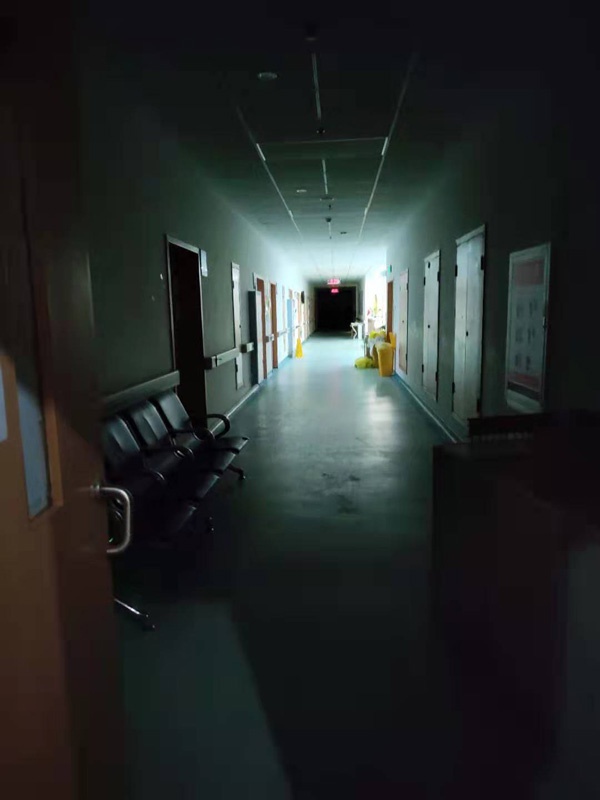武汉中心医院后湖院区的急诊中心改为发热门诊，通往内科诊室的通道已关了灯。 澎湃新闻记者 葛明宁 图