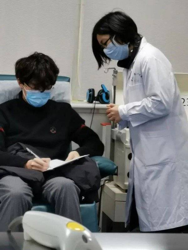 詹同學在簽署捐獻血漿相關文件。(受訪者供圖)