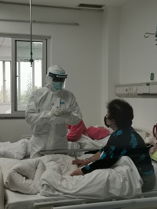 武汉市金银潭医院南四病区主任余亭