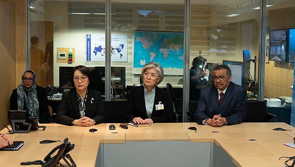 2月23日，韩国外长康京和在日内瓦会见世卫组织总干事谭德塞。图片来源：@DrTedros/Twitter