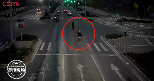 最小年仅14岁!少年马路上集体飙车,3辆摩托为无牌报废车
