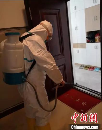 消杀队工作人员对患者家里进行消毒。 太原市疾控中心供图 摄