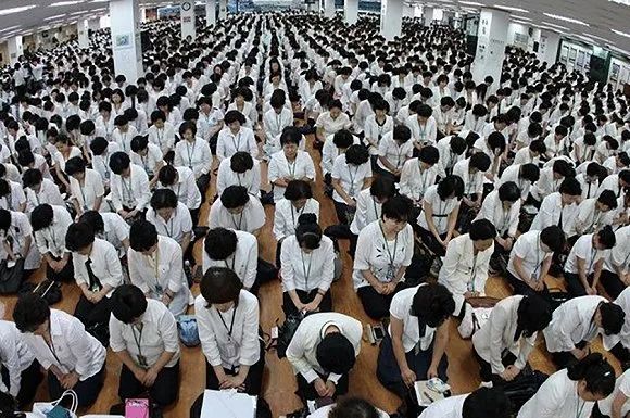 图为新天地教会举行的礼拜活动(图