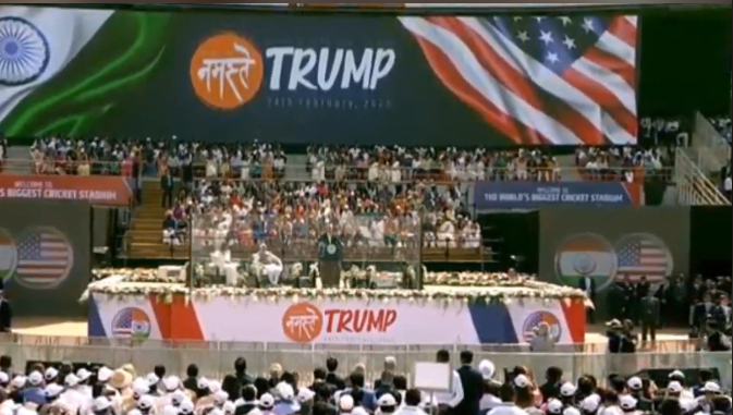 特朗普在“Namaste Trump”欢迎活动演讲 图片来源:视频截图