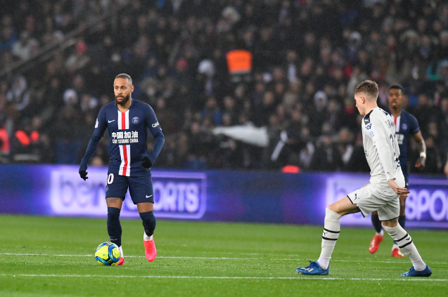 法甲球队巴黎圣日耳曼为“中国加油”