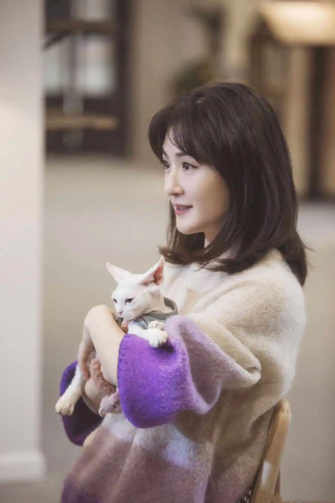 39岁谢娜把毛衣穿出新高度,宽松版型遮肉显瘦,点缀渐变紫似少女
