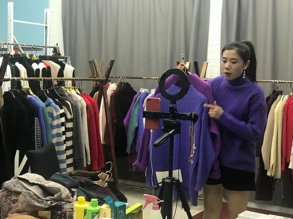 快手主播张景丽在直播带货每经记者 陈克远摄