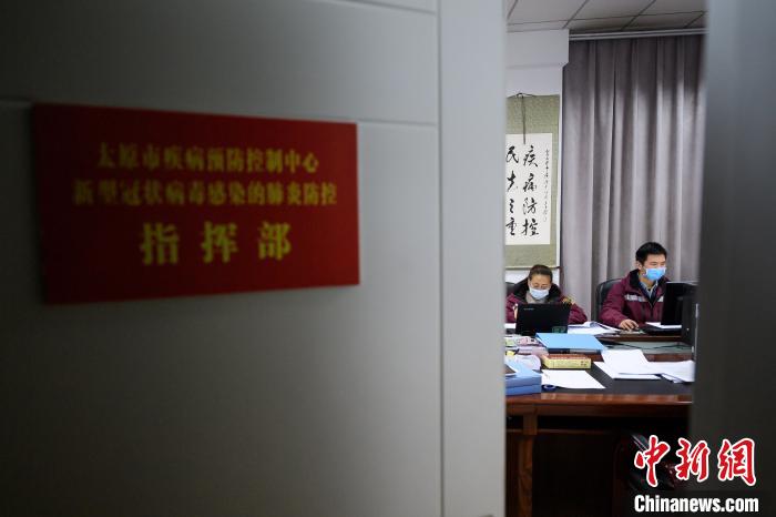 工作人员实时统计和监测当天的新冠肺炎确诊、疑似病例。 刘小红 摄