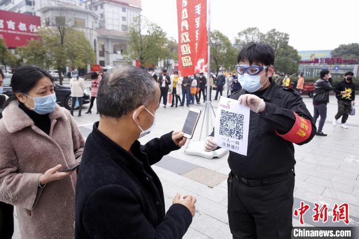 商户排队扫码登记,有序进入。 涂莹 摄