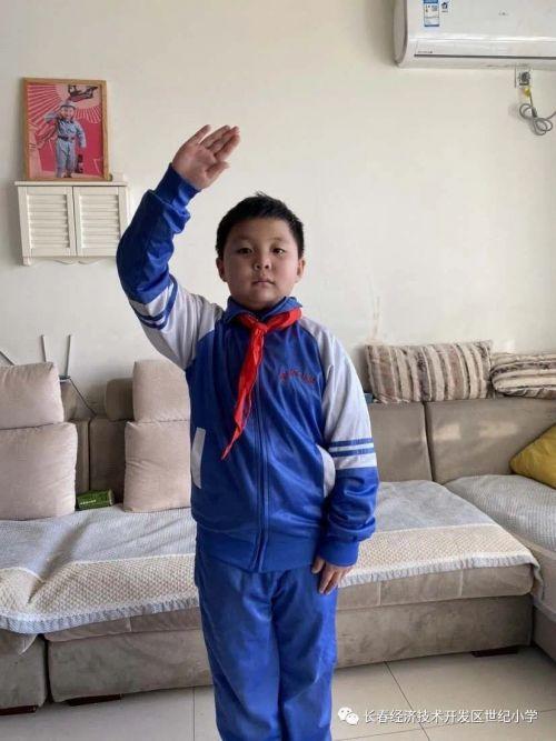 我与祖国同风雨共迎战,升起心中的国旗!——世纪小学新学期线上升旗仪式活动纪实