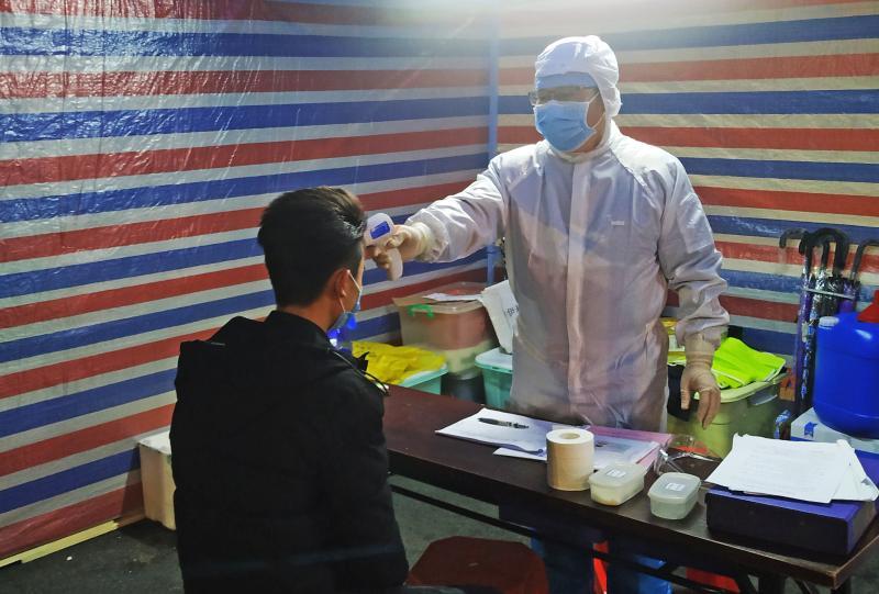 冯小斌在防疫检查点值守