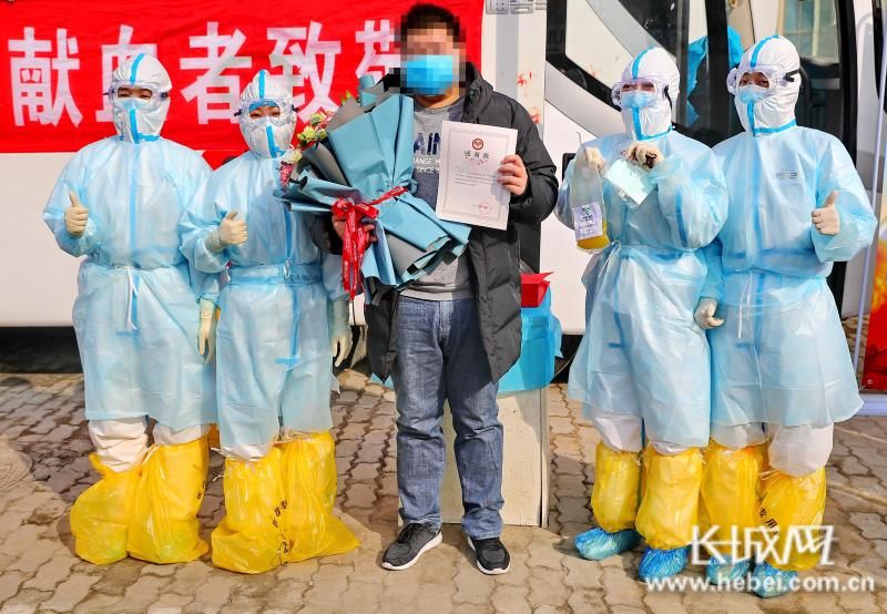 龚先生展示收到的感谢状。 曹建雄 摄