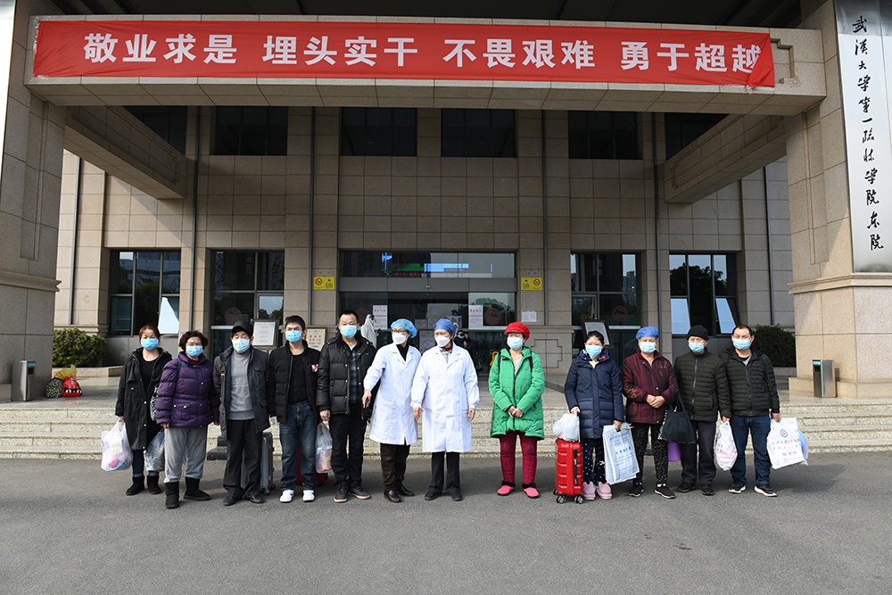 李兰娟院士送别武汉大学人民医院东院区19名新冠肺炎重症治愈患者出院,并发表“战胜者”证书。 武汉大学人民医院 图