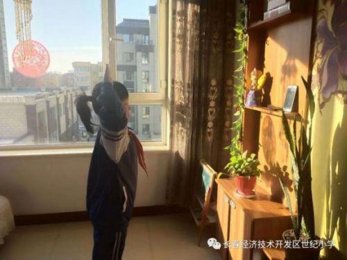 我与祖国同风雨共迎战,升起心中的国旗!——世纪小学新学期线上升旗仪式活动纪实