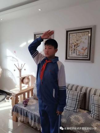 我与祖国同风雨共迎战,升起心中的国旗!——世纪小学新学期线上升旗仪式活动纪实