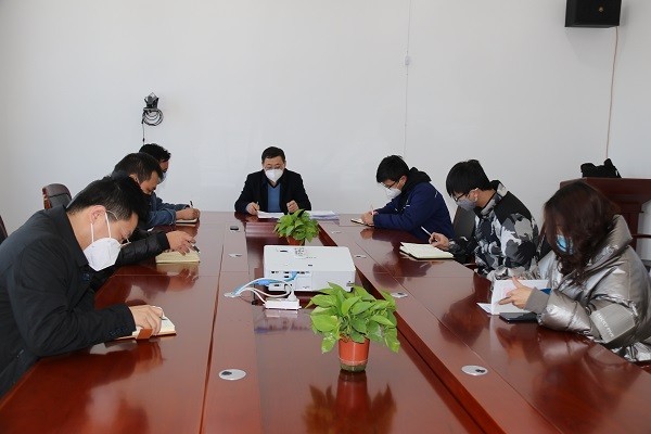 图为公司开会安排生产,强调防控工作,刘睿 摄.