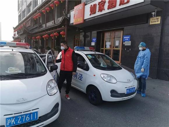 蒋卫奇和苏磊进行隔离人员转运